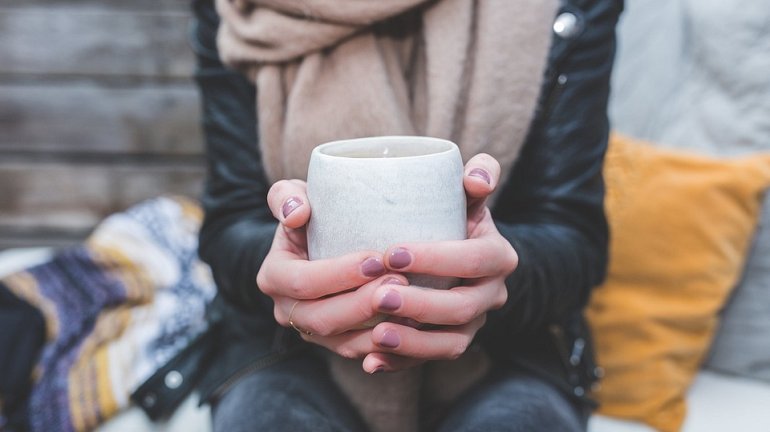 Rejuvenating hands with aesthetic medicine ❒ Studio Romano Fuhr